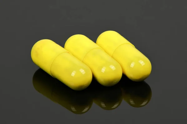 Eczacılık Ilaçları Insanların Sağlığını Iyileştiren Ilaçlar Siyah Ayna Arka Planında — Stok fotoğraf