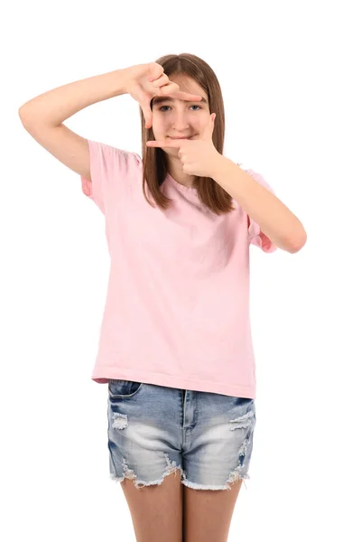 穿着粉色T恤的年轻漂亮姑娘 白色背景的斜纹棉布短裤 笑容满面 手指手画脚 创意和摄影概念 — 图库照片
