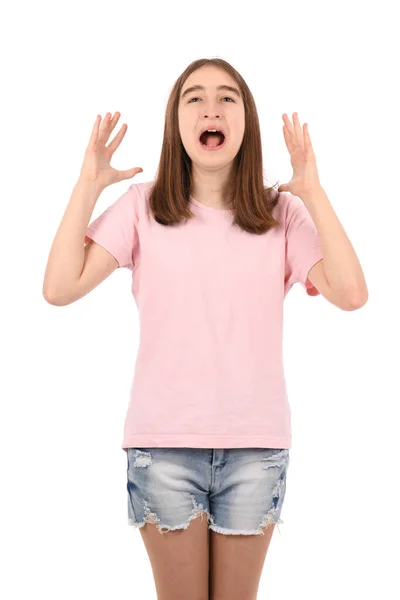 白い背景にピンクのTシャツとデニムのショートパンツを着た若い美少女が 狂気と狂気の叫びと積極的な表情と腕を上げて叫んでいます 欲求不満の概念 — ストック写真
