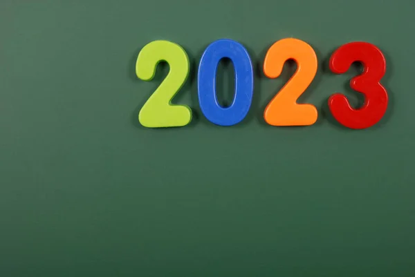 2023 Рік Написаний Яскравими Пластиковими Магнітними Літерами Застрягли Магнітній Дошці — стокове фото
