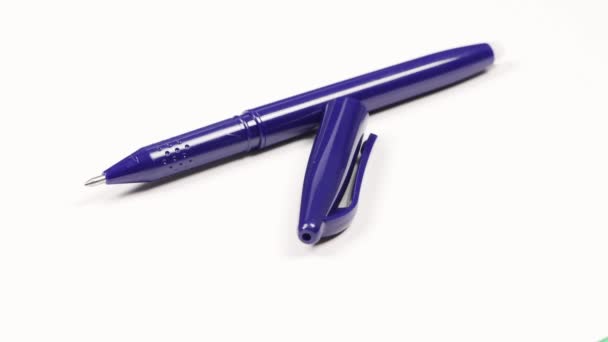 Een Blauwe Pen Een Witte Achtergrond Zijaanzicht Uhd Videobeelden 3840X2160 — Stockvideo