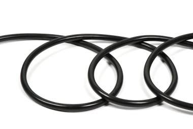 Siyah kablo beyaz arka planda soyutlanmış. Yüksek çözünürlüklü. Tam alan derinliği.