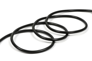 Siyah kablo beyaz arka planda soyutlanmış. Yüksek çözünürlüklü. Tam alan derinliği.