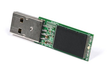 Parçalanmış flaş bellek beyaz bir arkaplanda. Yüksek çözünürlüklü. Tam alan derinliği.