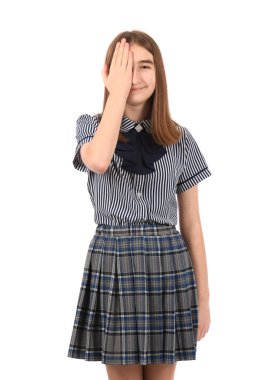 Beyaz bir arka planda okul üniforması içindeki genç ve güzel bir kız, bir gözünü kendine güvenen bir gülümseme ve sürpriz bir duygu ile kapatıyor..