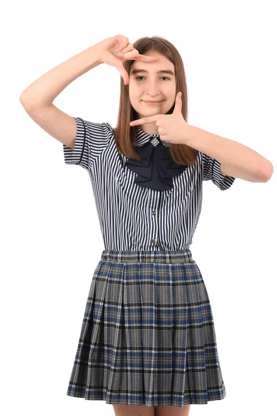 白い背景に学校の制服を着た若い美しい女の子は 幸せな顔をした手と指でフレームを作り笑顔 創造性と写真の概念 — ストック写真