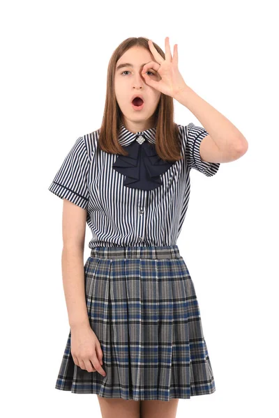 白い背景に学校の制服を着た若い美しい少女は 驚きの顔でショックを受け 目の指を介して見て をジェスチャーを行う 不信仰の表現 — ストック写真