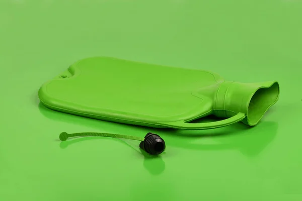 绿色橡胶采暖垫隔离在绿色背景上 特写镜头 高分辨率照片 实地的全部深度 — 图库照片