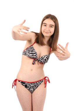 Beyaz arka planda mayo giymiş, kameraya gülümseyen ve iki eliyle sarılan genç ve güzel bir kız..