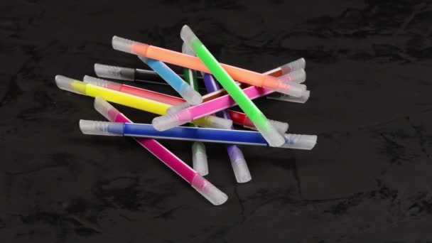 Set Viltstiften Van Verschillende Kleuren Dubbelzijdige Viltstiften Veelkleurige Stiften Viltstiften — Stockvideo
