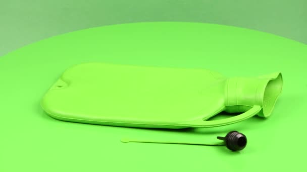 Zelená Lékařská Ohřívač Pro Teplou Vodu Zeleném Pozadí Tepelné Zpracování — Stock video