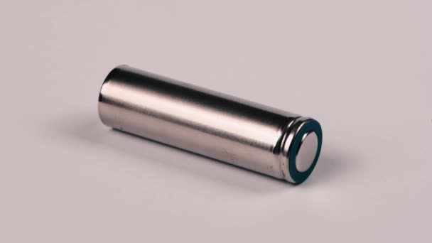 Eine Silberne Batterie Isoliert Auf Weiß Seitenansicht Schleifenbewegung Rotation 360 — Stockvideo