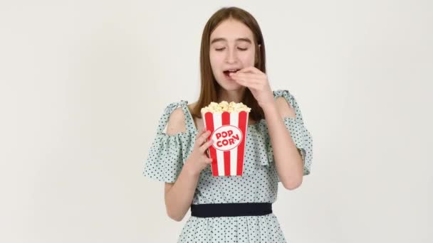 Conceptul Resentiment Tânără Îmbrăcată Într Rochie Polka Dot Mănâncă Popcorn — Videoclip de stoc