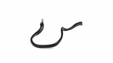 Beyaz arka planda izole edilmiş çeşitli şeylerde kullanılan siyah plastik tel kravat. Döngü hareketi. Rotasyon 360. Yan görüş. 4K UHD video görüntüsü 3840X2160