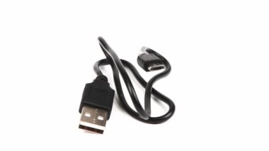 Mikro kesim için USB kablo. Beyazda izole edilmiş bir akıllı telefonu şarj etmek için siyah USB kablosu. Döngü hareketi. Rotasyon 360. Yan görüş. 4K UHD video görüntüsü 3840X2160