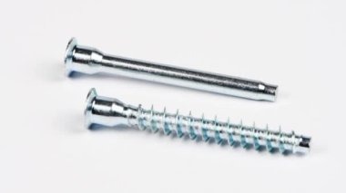 Boş ve bitmiş vida, beyaz arkaplanda izole edilmiş altıgen yuvayla vida. Mobilya 6.4x50 onaylandı. Döngü hareketi. Rotasyon 360. Yan görüş. 4K UHD video görüntüsü 3840X2160