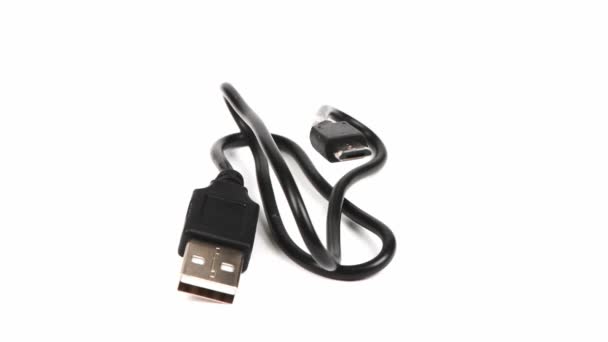 用于Mikrocut的Usb电缆黑色Usb电缆 用于为白色隔离的智能手机充电 循环运动 轮转360 侧视图 Uhd视频3840X2160 — 图库视频影像