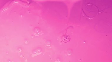 Pembe kalın boya güzel bir dereye dökülür. Üst Manzara. 4K UHD video görüntüsü 3840X2160.