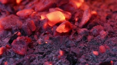 Yanan ateş közleri, canlı kömürler, arka plan dokusunda yanan kömür, yakın plan, parlayan kömür. Yan görüş. 4K UHD video görüntüsü 3840X2160.