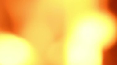 Kamp ateşinin közleri bulanık. Turuncu tonlarda Bokeh arkaplanı. 4K UHD video görüntüsü 3840X2160.