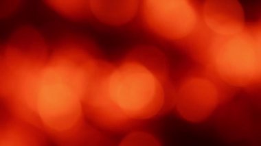 Kamp ateşinin közleri bulanık. Turuncu tonlarda Bokeh arkaplanı. 4K UHD video görüntüsü 3840X2160.