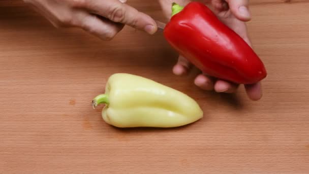 黄色と赤のピーマンは脱種されます 健康食品の概念 サラダ用野菜の準備 サイドビュー Uhdビデオ映像3840X2160 — ストック動画