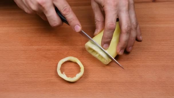 Couper Poivron Jaune Rondelles Avec Couteau Concept Alimentation Saine Préparation — Video