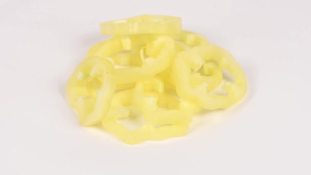黄色の甘いコショウをナイフで指輪に切る 健康食品の概念 サラダ用野菜の準備 Uhdビデオ映像3840X2160 — ストック動画