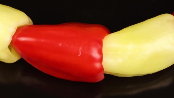 黄色和红色的响尾蛇从右到左移动 健康食品概念 准备蔬菜做沙拉 循环运动 侧视图 轮转360 Uhd视频3840X2160 — 图库视频影像
