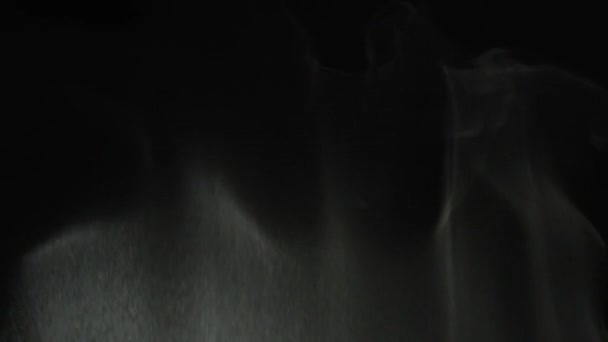 从下到上吸烟 黑色背景上的冷雾云 现实的烟最好用在构图上 蒸汽压在黑色背景上 Uhd视频3840X2160 — 图库视频影像