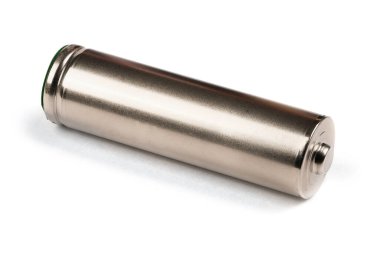 Beyaz arka planda izole edilmiş gümüş AA bataryalar. Son derece yakın çekim. Yan görüş. Yüksek çözünürlüklü. Tam alan derinliği.