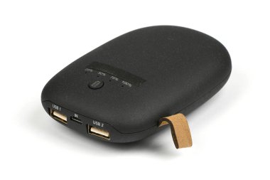 Güç bankası yeni, güçlü koyu renk ve beyaz arka planda iki USB girişi var. Yan görüş. Yüksek çözünürlüklü. Tam alan derinliği.