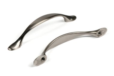 Mobilya aksesuarları. Dolap ya da çekmece için uzun krom saplı. Yan görüş. Yüksek çözünürlüklü. Tam alan derinliği.