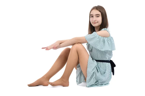 Mladá Krásná Dívka Puntíkovaných Šatech Sedí Podlaze Izolovaná Bílém Pozadí — Stock fotografie