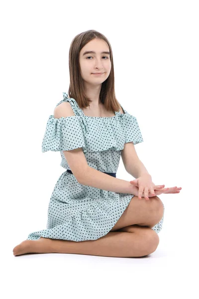 Ένα Νεαρό Όμορφο Κορίτσι Πουά Φόρεμα Κάθεται Στο Πάτωμα Απομονωμένο — Φωτογραφία Αρχείου