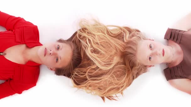 两个有着盘根错节的头发的女孩的画像 被白色的 顶部的景色隔离了 特写镜头 从右到左移动 Uhd视频3840X2160 — 图库视频影像