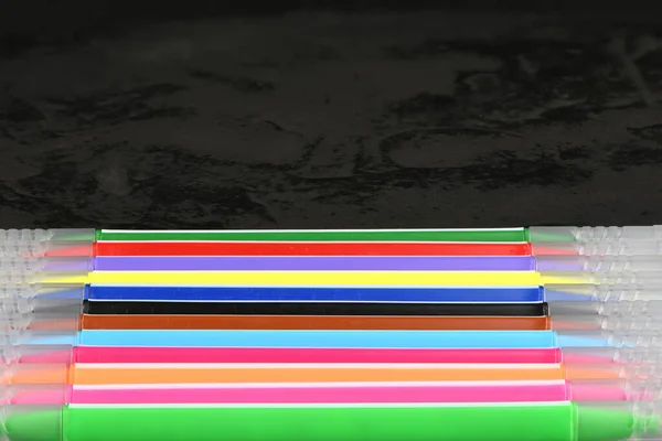 Färgade Markörer Isolerade Svart Bakgrund Extrem Närbild Högupplöst Foto Fullständigt — Stockfoto
