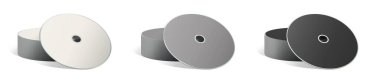 Sunum düzeni ve tasarım için üç CD veya DVD boş şablon beyaz, gri ve siyah. 3 boyutlu görüntüleme. Dijital olarak oluşturulmuş resim. Beyaz arkaplanda izole.