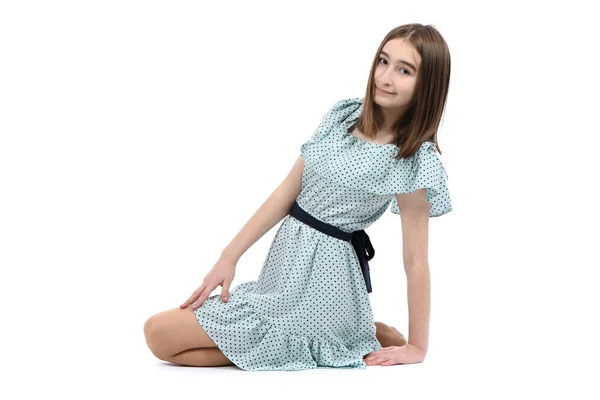 Uma Jovem Garota Bonita Vestido Bolinhas Senta Chão Isolada Fundo — Fotografia de Stock