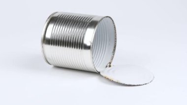 Beyaz arka planda metal bir kutu. Yan görüş. Döngü hareketi. Rotasyon 360. 4K UHD video görüntüsü 3840X2160.