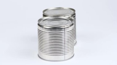 Beyaz arka planda iki metal kutu. Yan görüş. Döngü hareketi. Rotasyon 360. 4K UHD video görüntüsü 3840X2160.