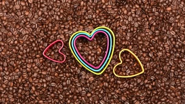 Geroosterde Koffiebonen Kleurrijke Harten Het Concept Van Aanbidding Van Koffie — Stockvideo