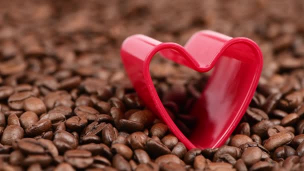 Velké Červené Srdce Pražených Kávových Zrnech Koncept Zbožňování Kávy Boční — Stock video