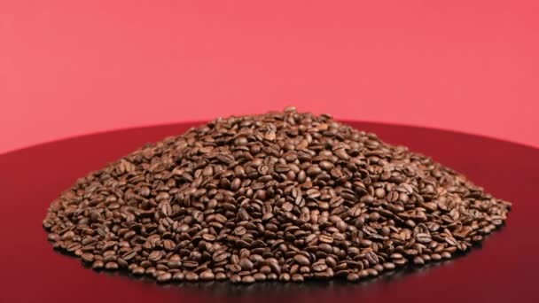 Een Grote Stapel Gebrande Koffiebonen Samenstelling Rode Zwarte Tinten Het — Stockvideo