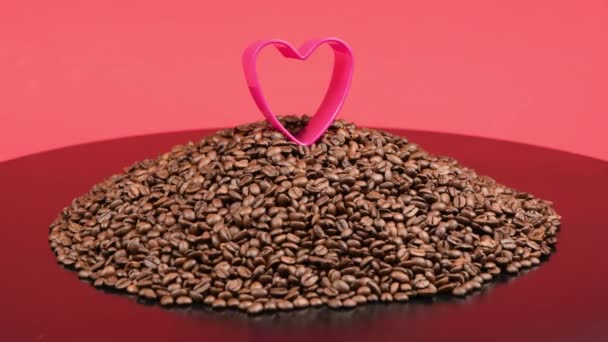 Coração Vermelho Uma Grande Pilha Grãos Café Torrados Composição Tons — Vídeo de Stock