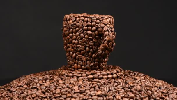 Kávébabból Készült Csésze Csészealj Egy Halom Pörkölt Kávébabon Oldalnézetből Mozgatás — Stock videók