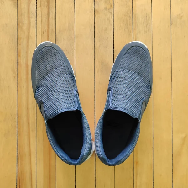 Donkerblauwe Sneaker Houten Plank Textuur Bovenaanzicht Hoge Resolutie Foto Volledige — Stockfoto