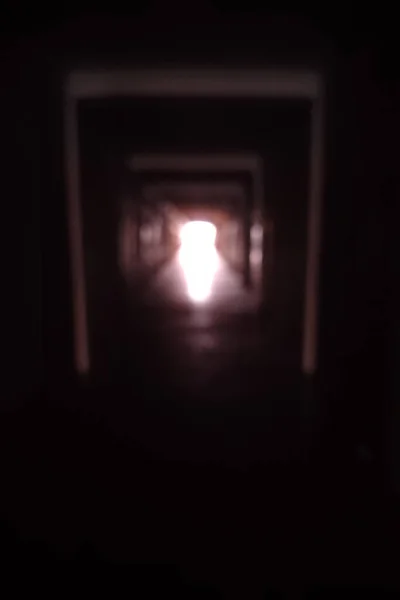 黑暗的地下室走廊闪烁着光芒 从走廊尽头发出光芒 运动模糊 — 图库照片