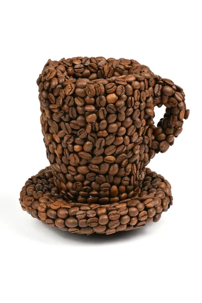 一杯由烘烤咖啡豆制成的咖啡 咖啡豆被粘在杯子的形状上 高分辨率照片 实地的全部深度 — 图库照片