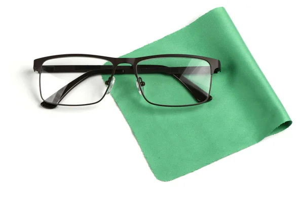 玻璃清洁绿色的布餐巾与一对眼镜在它上面 成分隔离在白色的背景 高分辨率照片 实地的全部深度 — 图库照片